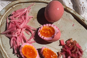 Malo drugačije pisanice - ukiseljena jaja u boji