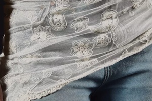 Podsjeća na bakine tabletiće, a tako je chic; Bershka ima zanimljiv vezeni šal