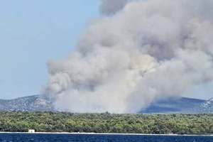 Vatrogasci nadziru požarišta u Tučepima i Vrsinama: Izbio je još jedan požar u Dugom Ratu